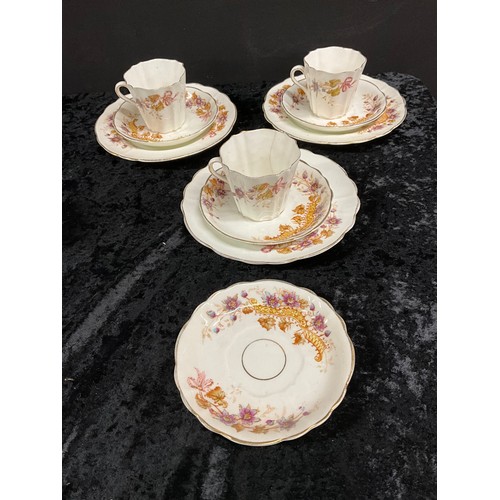 53 - VICTORIAN PART TEA SET IN A MODERN PICNIC BASKET