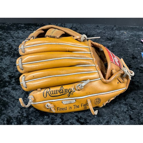 34 - VINTAGE EDGE- U-CATED BASEBALL CATCHERS MIT ALONG WITH A BASEBALL AND A QUANTITY OF BADGES