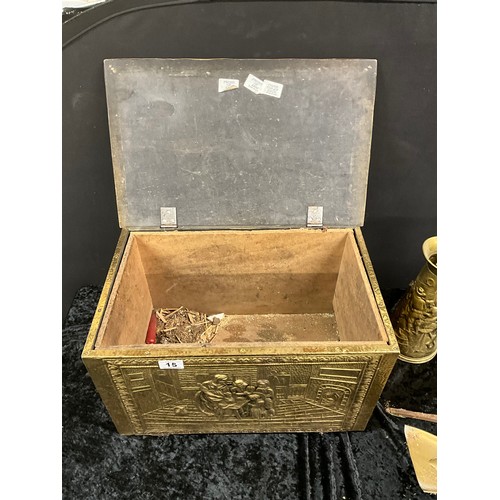 15 - BRASS LIDDED LOG BOX AND A QUANTITY OF BRASS WARE TO INCLUDE A CANNON SHELL