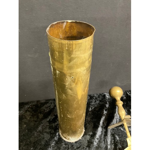 15 - BRASS LIDDED LOG BOX AND A QUANTITY OF BRASS WARE TO INCLUDE A CANNON SHELL