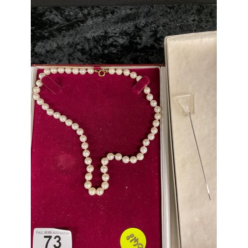 73 - BOXED MODERN PEARL TYPE NECKLACE WITH 9CT GOLD BOLT RING ALONG WITH A HAT PIN