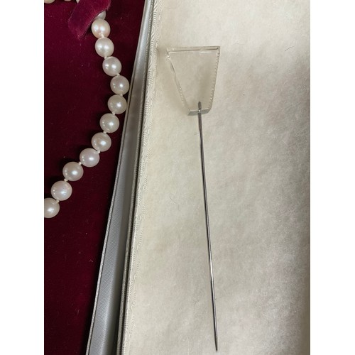 73 - BOXED MODERN PEARL TYPE NECKLACE WITH 9CT GOLD BOLT RING ALONG WITH A HAT PIN