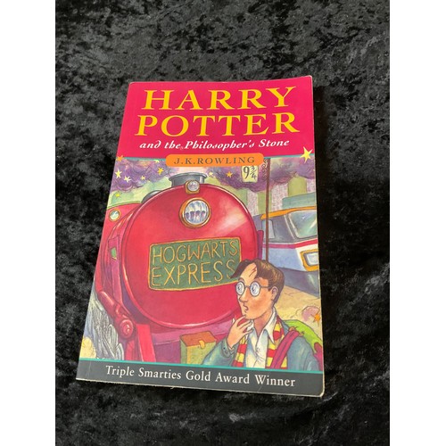 75 - SIX HARRY POTTER PAPERBACK BOOKS TO INCLUDE FIRST EDITIONS OF THE PRISONER OF AZKABAN, THE CHAMBER O... 