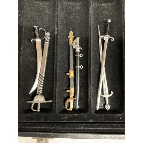 117 - COLLECTION OF MILITARY INTEREST ITEMS TO INCLUDE A CASED SET OF MINITAURE REPLICA GUNS, VARIOUS PRIN... 