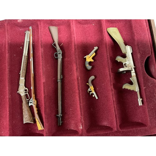 117 - COLLECTION OF MILITARY INTEREST ITEMS TO INCLUDE A CASED SET OF MINITAURE REPLICA GUNS, VARIOUS PRIN... 