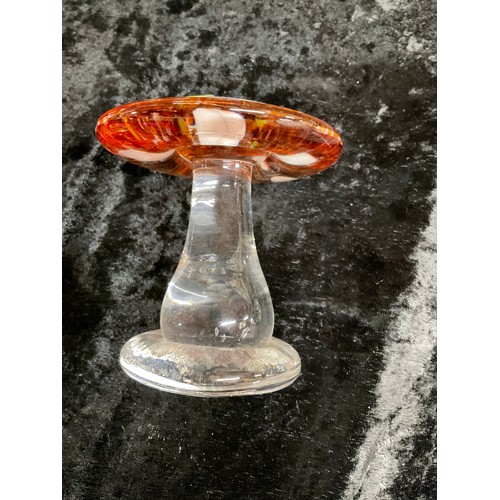 115 - COLLECTION OF GLASS PAPERWEIGHTS TO INCLUDE THREE MUSHROOMS ALONG WITH A PAIR OF AMBER GLASS FURNITU... 