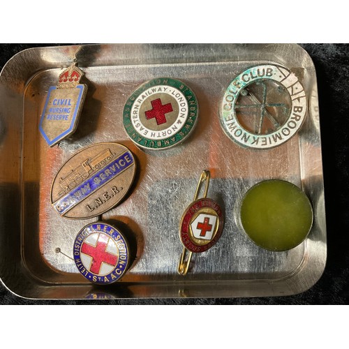 99 - SMALL COLLECTION OF ENAMEL BADGES, TRINKETT BOX, PAIR OF CUFFLINKS AND A FOLDING POCKET KNIFE