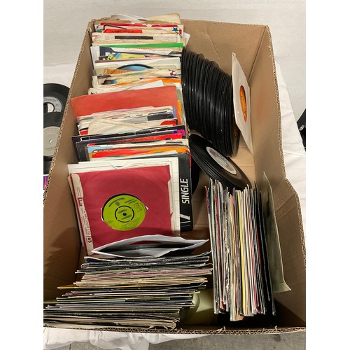 163 - LARGE QUANTITY OF RECORDS INCLUDING HITS FROM THE 70S, THE BEATLES, THE MONKEYS AND A SELECTION OF 8... 