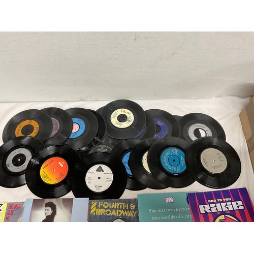 163 - LARGE QUANTITY OF RECORDS INCLUDING HITS FROM THE 70S, THE BEATLES, THE MONKEYS AND A SELECTION OF 8... 