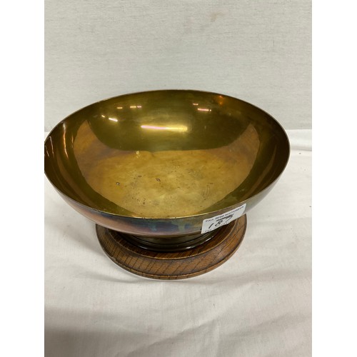 187 - QUANTITY OF METALWARE TO INCLUDE A LARGE BRASS DISH ON A WOODEN BASE AND A BRASS INKWELL A/F AND A M... 