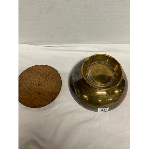 187 - QUANTITY OF METALWARE TO INCLUDE A LARGE BRASS DISH ON A WOODEN BASE AND A BRASS INKWELL A/F AND A M... 