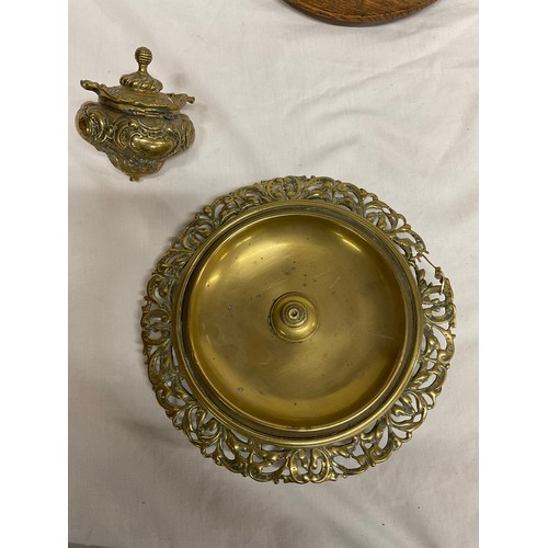 187 - QUANTITY OF METALWARE TO INCLUDE A LARGE BRASS DISH ON A WOODEN BASE AND A BRASS INKWELL A/F AND A M... 