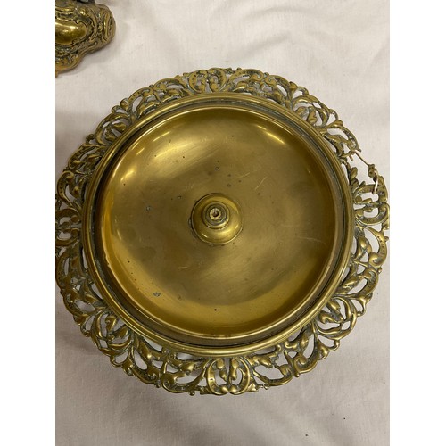 187 - QUANTITY OF METALWARE TO INCLUDE A LARGE BRASS DISH ON A WOODEN BASE AND A BRASS INKWELL A/F AND A M... 