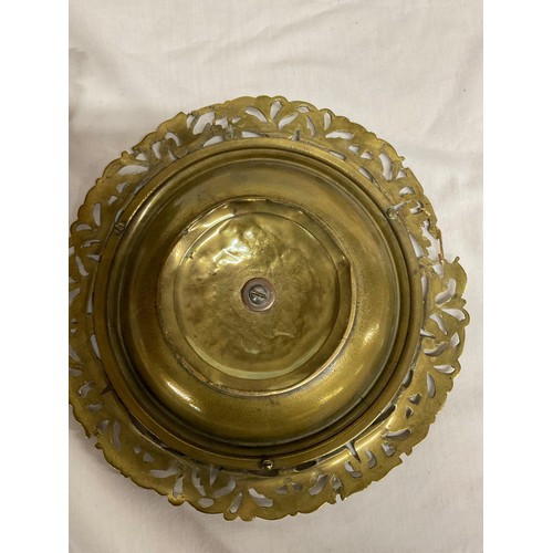 187 - QUANTITY OF METALWARE TO INCLUDE A LARGE BRASS DISH ON A WOODEN BASE AND A BRASS INKWELL A/F AND A M... 