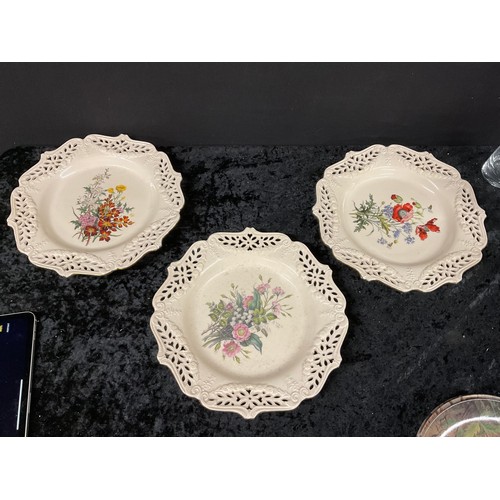 206 - QUANTITY OF WALL HANGING COLLECTORS PLATES TO INCLUDE ROYAL CREAMWARE FLORAL COLLECTION, ROYAL ALBER... 