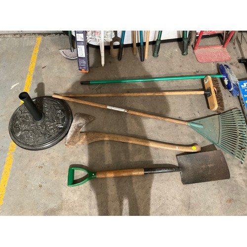 245 - LARGE QUANTITY OF GARDENING AND HOUSEHOLD TOOLS TO INCLUDE RAKE,SPADE,AXE,MOP,TROLLEY,GARDEN PARASOL... 