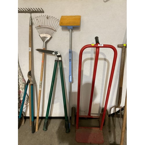 245 - LARGE QUANTITY OF GARDENING AND HOUSEHOLD TOOLS TO INCLUDE RAKE,SPADE,AXE,MOP,TROLLEY,GARDEN PARASOL... 