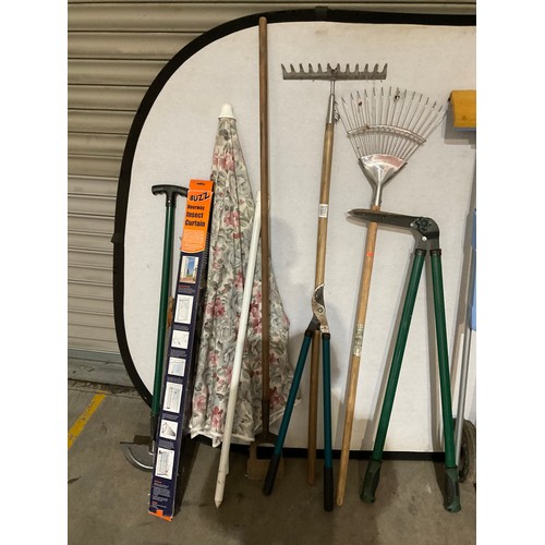 245 - LARGE QUANTITY OF GARDENING AND HOUSEHOLD TOOLS TO INCLUDE RAKE,SPADE,AXE,MOP,TROLLEY,GARDEN PARASOL... 