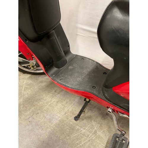 262 - ELECTRIC PEDAL ROAD SCOOTER WITH KEYS ROAD LEGAL IN GOOD CONDITION