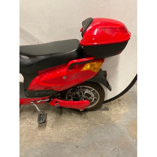 262 - ELECTRIC PEDAL ROAD SCOOTER WITH KEYS ROAD LEGAL IN GOOD CONDITION