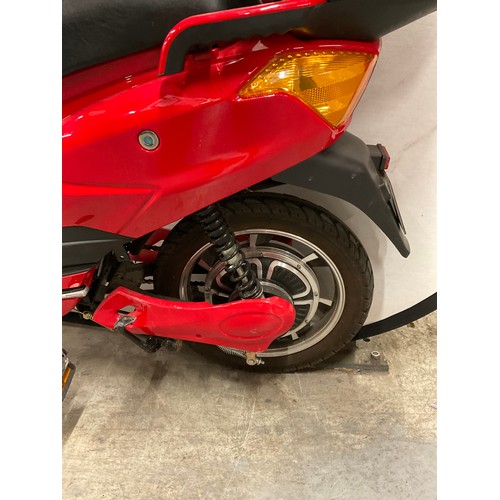 262 - ELECTRIC PEDAL ROAD SCOOTER WITH KEYS ROAD LEGAL IN GOOD CONDITION