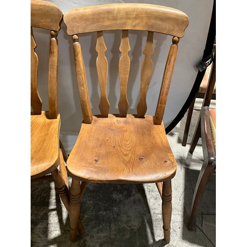 272 - SET OF 4 VICTORIAN BAR BACK KITCHEN CHAIRS WITH TURNED LEGS AND ELM SEATS