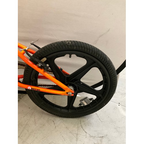 284 - CHILDS SHOCKWAVE BMX STUNT BIKE