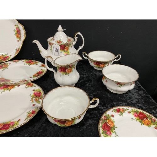 235 - COMPLETE TEA SERVICE FROM ROYAL ALBERT BONE CHINA THE OLD COUNTRY ROSES PATTERN INCLUDES CUPS, SAUCE... 