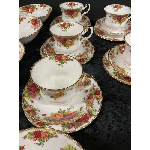 235 - COMPLETE TEA SERVICE FROM ROYAL ALBERT BONE CHINA THE OLD COUNTRY ROSES PATTERN INCLUDES CUPS, SAUCE... 