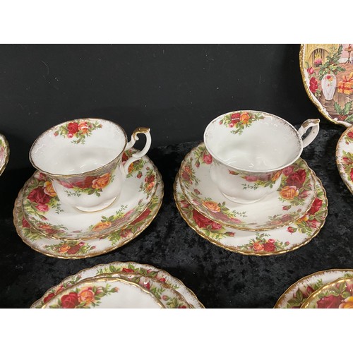 235 - COMPLETE TEA SERVICE FROM ROYAL ALBERT BONE CHINA THE OLD COUNTRY ROSES PATTERN INCLUDES CUPS, SAUCE... 