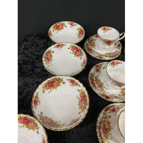 235 - COMPLETE TEA SERVICE FROM ROYAL ALBERT BONE CHINA THE OLD COUNTRY ROSES PATTERN INCLUDES CUPS, SAUCE... 