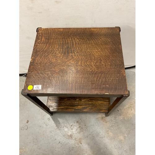 422 - SMALL OAK SIDE TABLE WITH SHELF  H24