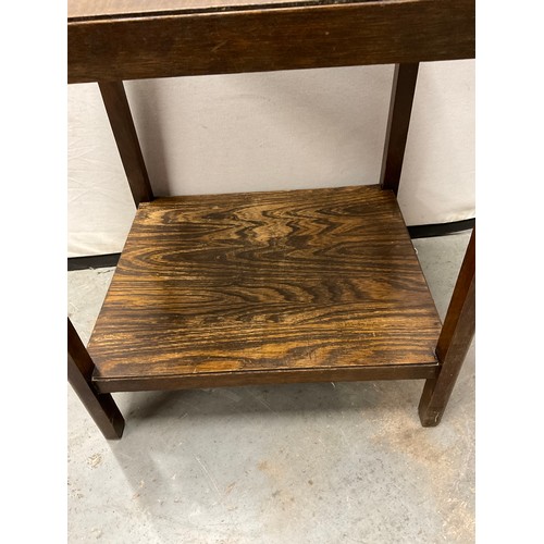 422 - SMALL OAK SIDE TABLE WITH SHELF  H24