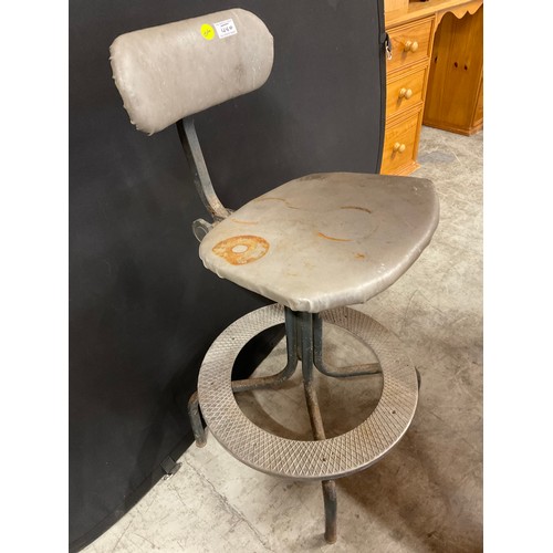 440 - VINTAGE ADJUSTABLE WORKSHOP CHAIR