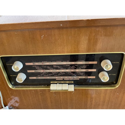 404 - VINTAGE TEAK CASED RADIOGRAM W40