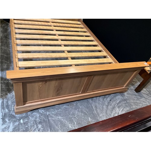 312 - LARGE MODERN OAK KING SIZE BED FRAME L 84