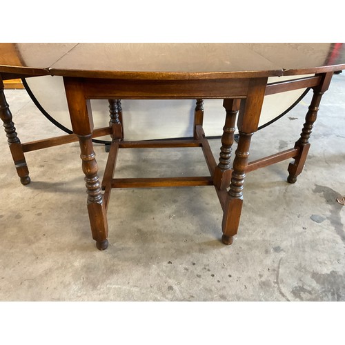 406 - VERY LARGE VINTAGE OAK GATELEG TABLE ON TURNED SUPPORTS L48