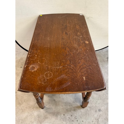 406 - VERY LARGE VINTAGE OAK GATELEG TABLE ON TURNED SUPPORTS L48