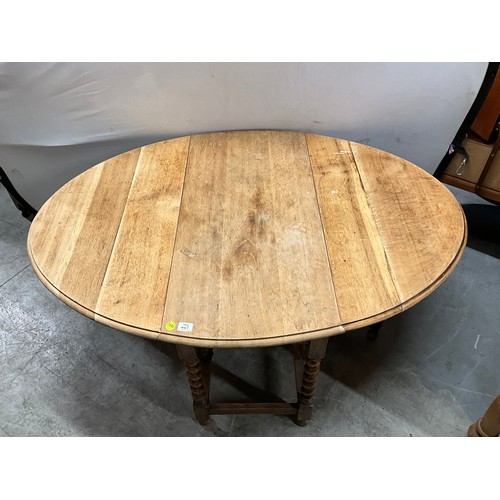 447 - OAK BARLEY TWIST GATELEG TABLE WITH STRIPPED TOP 40