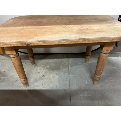 434 - PINE SCRUB TOP KITCHEN TABLE ON TURNED LEGS L53