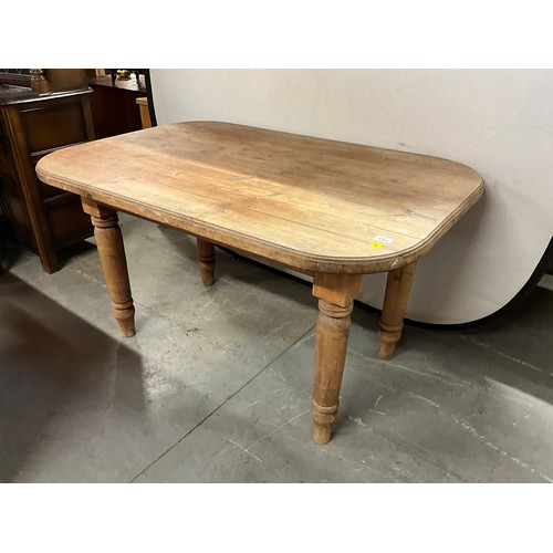 434 - PINE SCRUB TOP KITCHEN TABLE ON TURNED LEGS L53