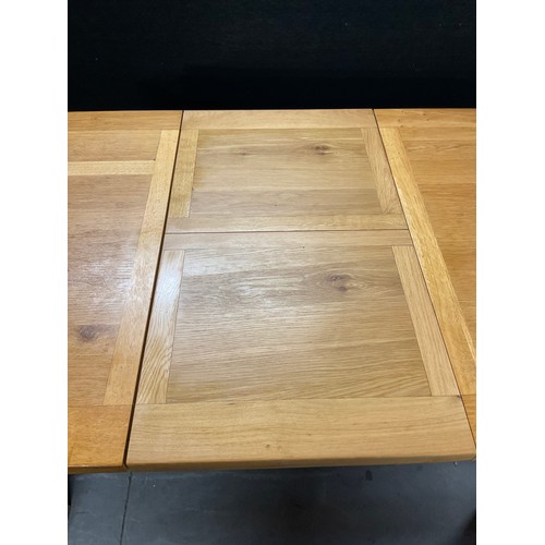 424 - MODERN OAK EXTENDING DINING TABLE L59