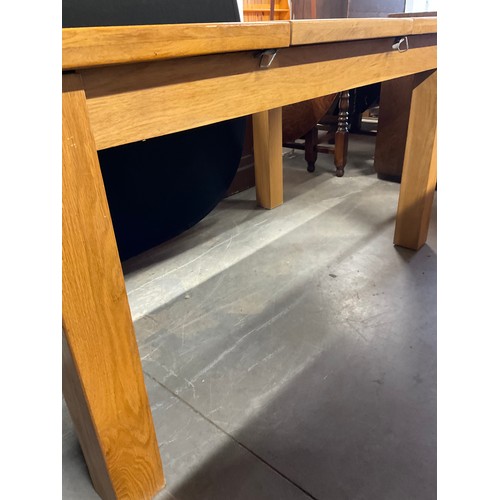 424 - MODERN OAK EXTENDING DINING TABLE L59