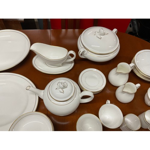 240 - VERY LARGE ROYAL WORCESTER DINNER AND TEA SERVICE CONTESSA PATTERN INCLUDES SERVING DISHES PLATES ET... 