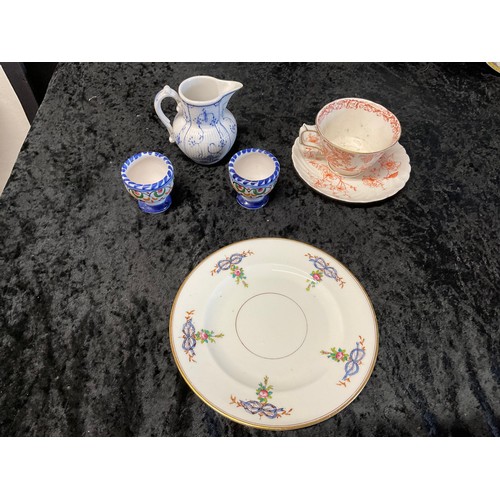 38 - BOX OF CHINA TO INCLUDE WEDGEWOOD, ROYAL WORCESTER, ROYAL CROWN DERBY, COALPORT ETC