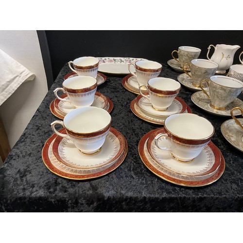 50 - BOX OF CHINA TO INCLUDE PLATES, CUPS AND A PICNIC BASKET OF CHINA TO INCLUDE REGENCY BONE CHINA SET