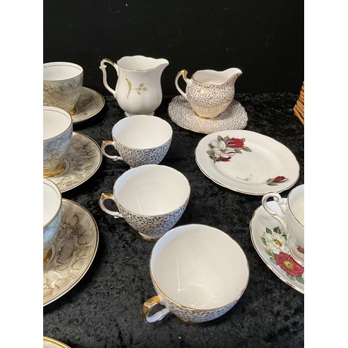 50 - BOX OF CHINA TO INCLUDE PLATES, CUPS AND A PICNIC BASKET OF CHINA TO INCLUDE REGENCY BONE CHINA SET