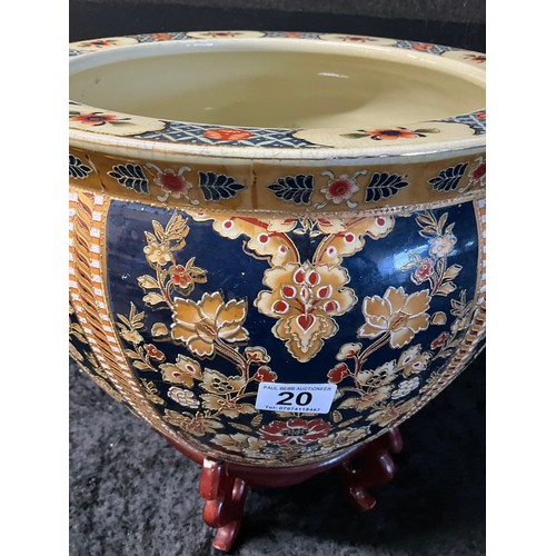 20 - LARGE MODERN ORNATE CERAMIC JARDINERE WITH GILT WORK FLOWERS AND ORNATE FISH INTERIOR ON A WOODEN PL... 