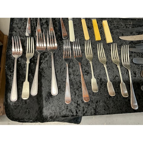 74 - QUANTITY OF MODERN AND VINTAGE CUTLERY TO INCLUDE KNIVES,FORKS,SPOONS ETC