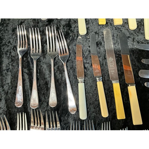 74 - QUANTITY OF MODERN AND VINTAGE CUTLERY TO INCLUDE KNIVES,FORKS,SPOONS ETC